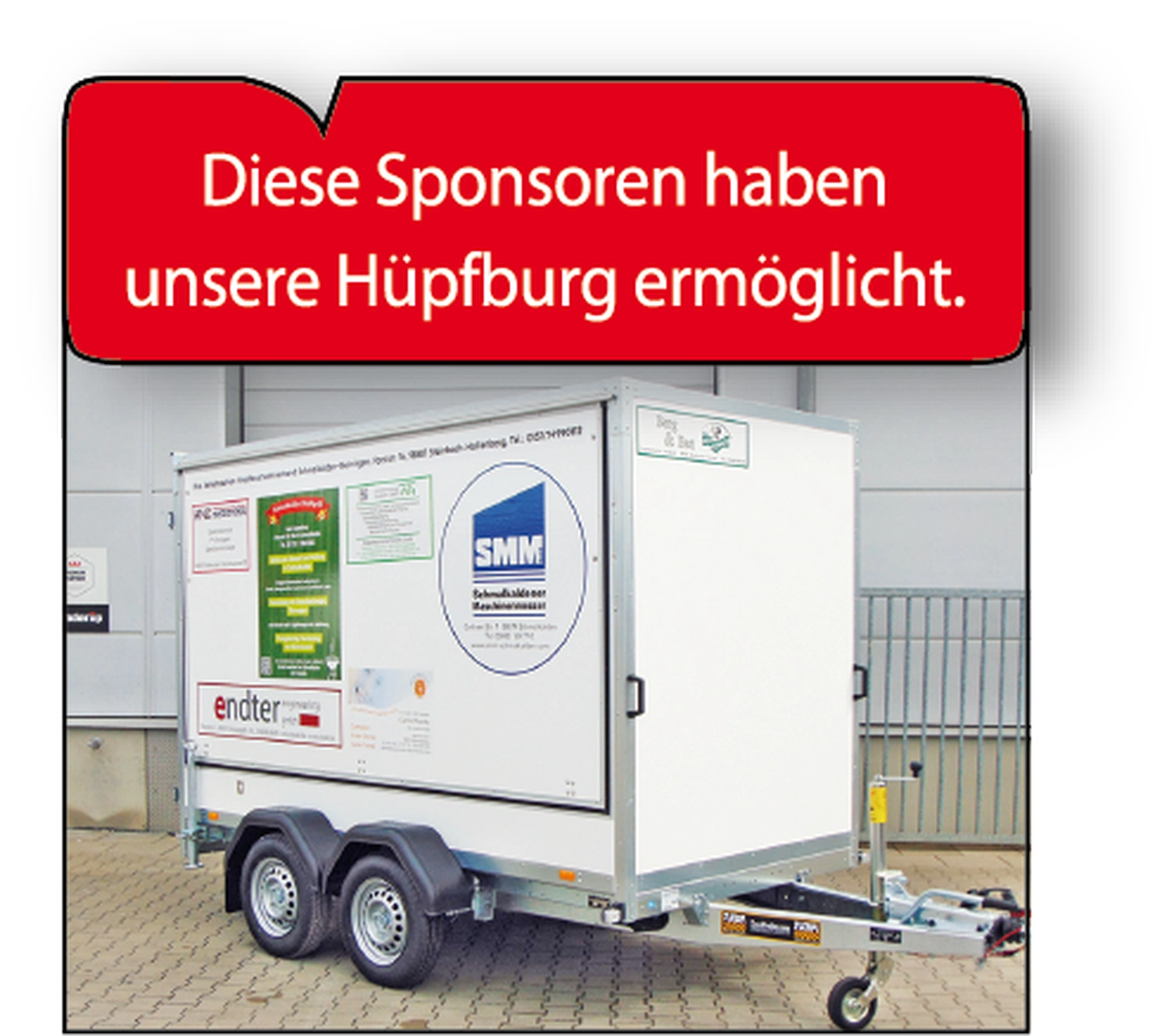 Kreisfeuerwehrverband Schmalkalden-Meiningen e.V. - Koordiniert die Aktivitäten und Veranstaltungen der Feuerwehr - Ein weißer Kastenanhänger mit Sponsorenlogos, der vor einem Gebäude geparkt ist, mit einer roten Kopfzeile mit der Aufschrift „Diese Sponsoren haben unsere Hüpfburg ermöglicht.“